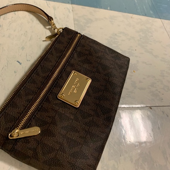 Michael kors large wristlet - Picture 2 of 5